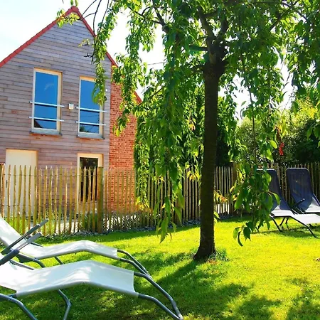 Schoen Renoviertes Ferienhaus Fuer Acht Personen In Idyllischer Lage, Mit Terrasse Und Garten بيت للعطل *