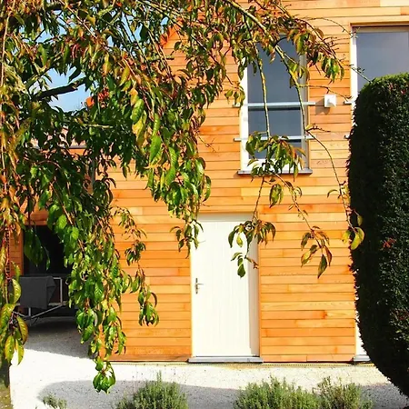 Schoen Renoviertes Ferienhaus Fuer Acht Personen In Idyllischer Lage, Mit Terrasse Und Garten بيت للعطل